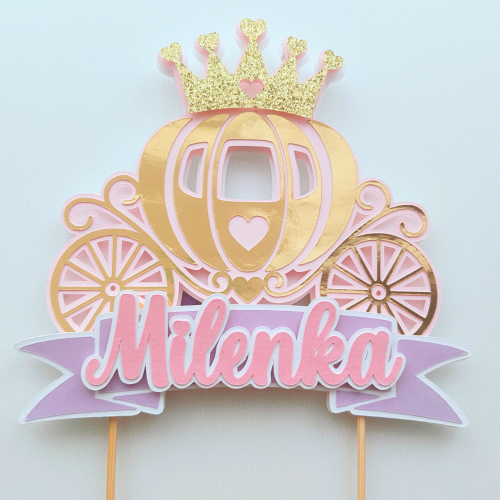 Topper na tort w kształcie bogato zdobionej karocy z koroną na szczycie i fioletową wstęgą z imieniem, personalizowany. Kolorystyka różowo-złota z lustrzanym efektem.