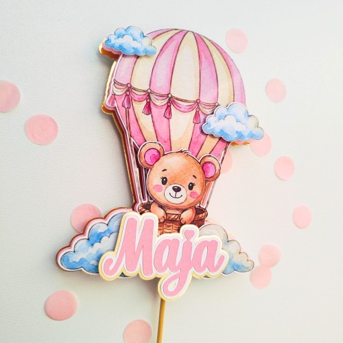 Różowy topper na tort z misiem w balonie, styl akwarelowy, dekoracja na urodziny dziewczynki, motyw misia w chmurach. Personalizowany z imieniem