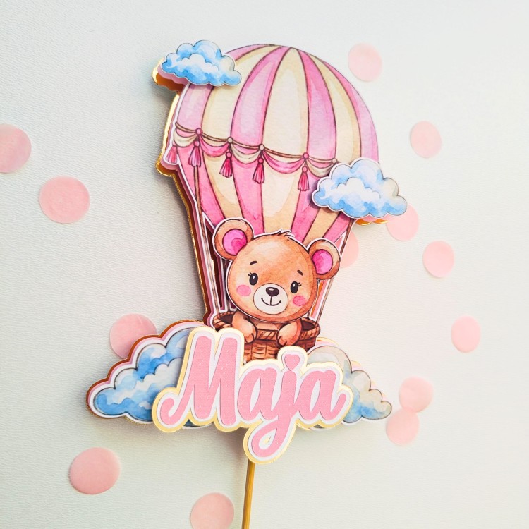 Różowy topper na tort z misiem w balonie, styl akwarelowy, dekoracja na urodziny dziewczynki, motyw misia w chmurach. Personalizowany z imieniem