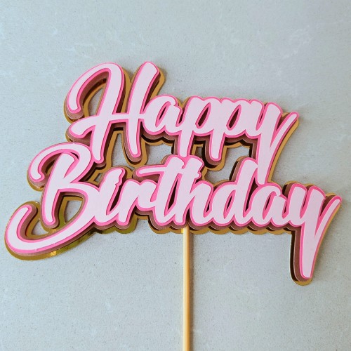 Trójwymiarowy topper na tort z napisem Happy Birthday. Warstwy w kolorze jasnoróżowym i ciemnoróżowym na złotym, lustrzanym podkładzie.