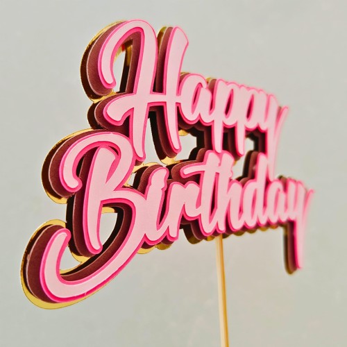 Trójwymiarowy topper na tort z napisem Happy Birthday. Warstwy w kolorze jasnoróżowym i ciemnoróżowym na złotym, lustrzanym podkładzie.
