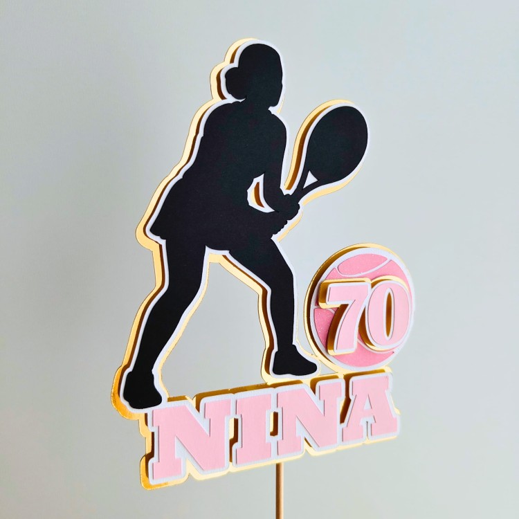 Elegancki, personalizowany topper na tort dla fanki tenisa (efekt 3D). Zawiera imię, wiek oraz sylwetkę tenisistki na podkładzie ze złotego lustra.Różowa piłka