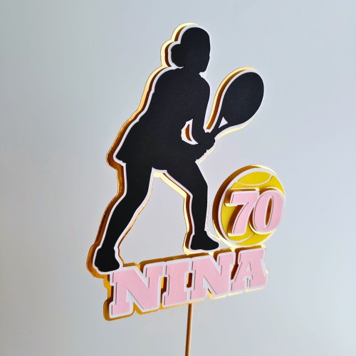 Elegancki, personalizowany topper na tort dla fanki tenisa (efekt 3D). Zawiera imię, wiek oraz sylwetkę tenisistki na podkładzie ze złotego lustra. Żółta piłka