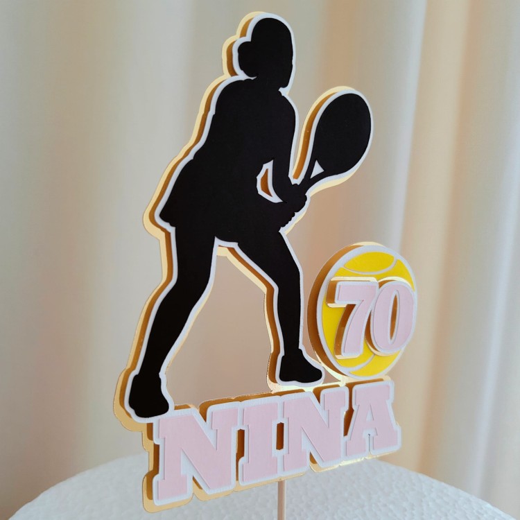 Elegancki, personalizowany topper na tort dla fanki tenisa (efekt 3D). Zawiera imię, wiek oraz sylwetkę tenisistki na podkładzie ze złotego lustra. Żółta piłka