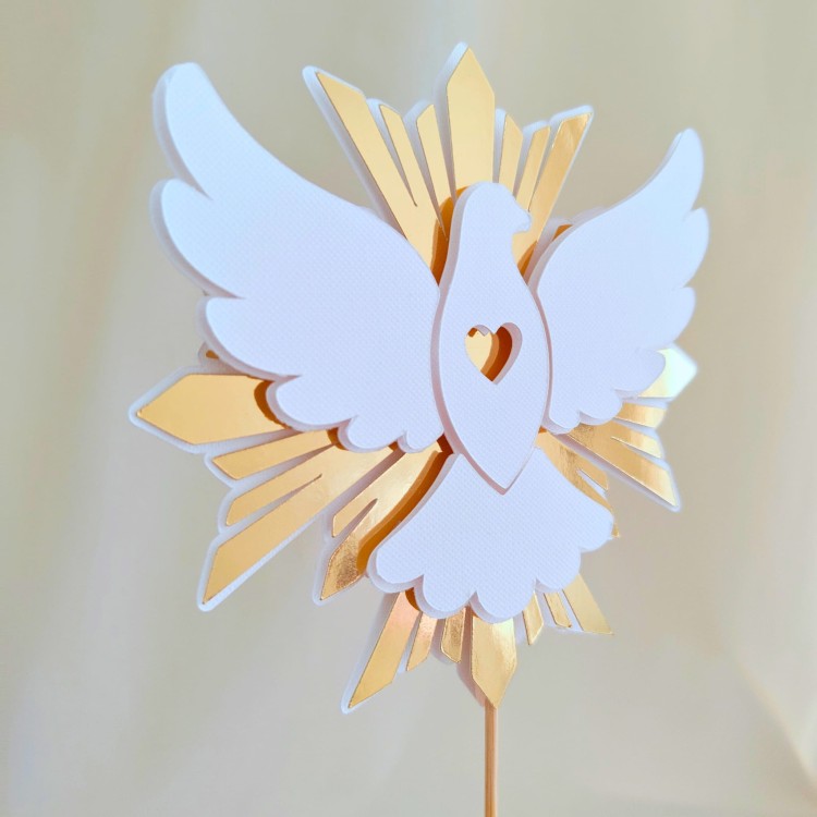 Elegancki, warstwowy topper na tort w kształcie gołąbka na tle złotych promieni (efekt 3D). Klasyczne połączenie bieli i złotego lustra. Idealna i szybka do wysyłki dekoracja na Chrzest Święty lub Komunię. Produkt gotowy, bez personalizacji.