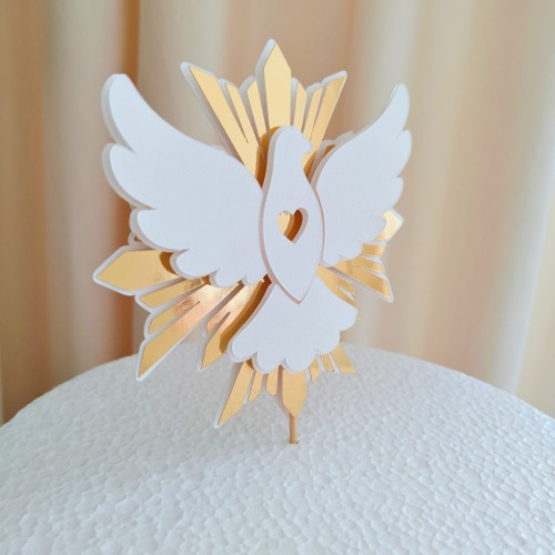 Elegancki, warstwowy topper na tort w kształcie gołąbka na tle złotych promieni (efekt 3D). Klasyczne połączenie bieli i złotego lustra. Idealna i szybka do wysyłki dekoracja na Chrzest Święty lub Komunię. Produkt gotowy, bez personalizacji.