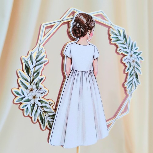Elegancki, warstwowy topper na tort komunijny (efekt 3D). Delikatna ilustracja dziewczynki w złotej ramce na podkładzie z pudrowego różu. Możliwość dokupienia wypukłej szarfy z personalizowanym imieniem dziecka (+8 zł). Piękna, trójwymiarowa dekoracja!