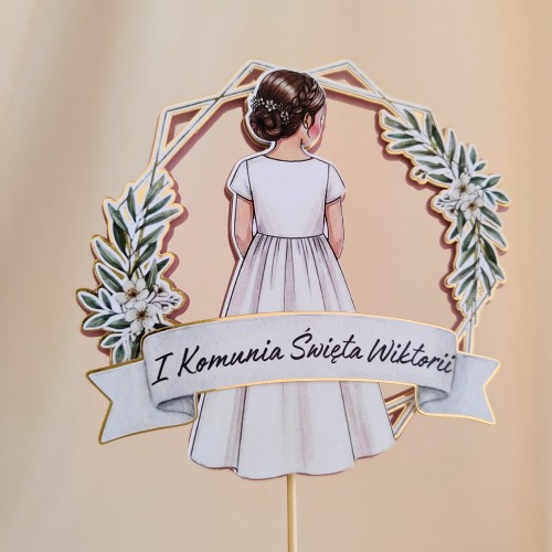 Elegancki, warstwowy topper na tort komunijny (efekt 3D). Delikatna ilustracja dziewczynki w złotej ramce na podkładzie z pudrowego różu. Możliwość dokupienia wypukłej szarfy z personalizowanym imieniem dziecka (+8 zł). Piękna, trójwymiarowa dekoracja!