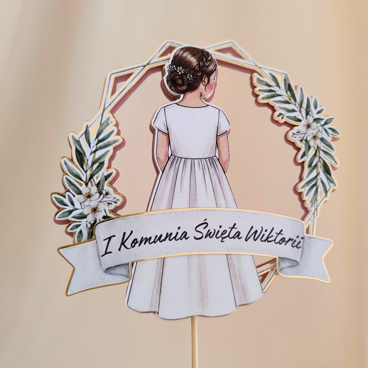 Elegancki, warstwowy topper na tort komunijny (efekt 3D). Delikatna ilustracja dziewczynki w złotej ramce na podkładzie z pudrowego różu. Możliwość dokupienia wypukłej szarfy z personalizowanym imieniem dziecka (+8 zł). Piękna, trójwymiarowa dekoracja!