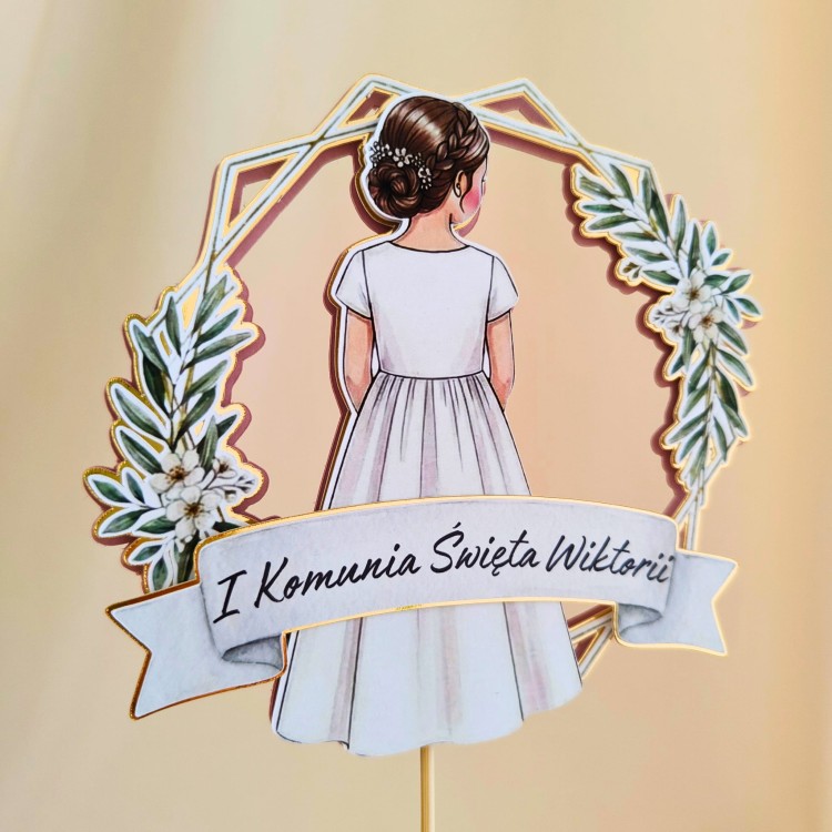 Elegancki, warstwowy topper na tort komunijny (efekt 3D). Delikatna ilustracja dziewczynki w złotej ramce na podkładzie z pudrowego różu. Możliwość dokupienia wypukłej szarfy z personalizowanym imieniem dziecka (+8 zł). Piękna, trójwymiarowa dekoracja!