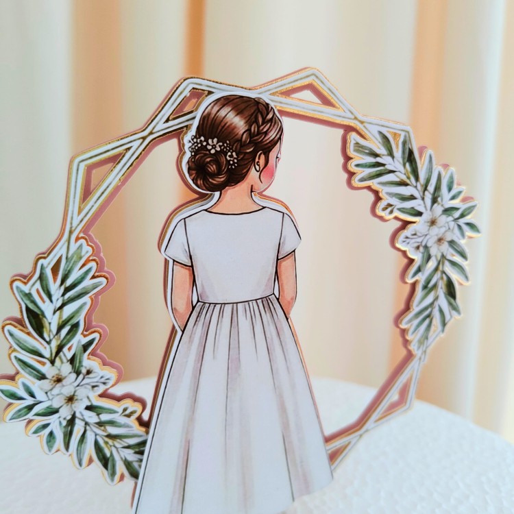Elegancki, warstwowy topper na tort komunijny (efekt 3D). Delikatna ilustracja dziewczynki w złotej ramce na podkładzie z pudrowego różu. Możliwość dokupienia wypukłej szarfy z personalizowanym imieniem dziecka (+8 zł). Piękna, trójwymiarowa dekoracja!