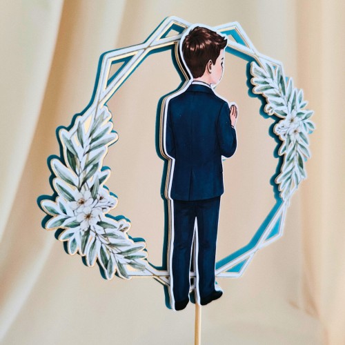 Elegancki, warstwowy topper na tort komunijny (efekt 3D). Delikatna ilustracja chłopca w złotej ramce na podkładzie z eleganckiego niebieskiego. Możliwość dokupienia wypukłej szarfy z personalizowanym imieniem dziecka. Piękna, trójwymiarowa dekoracja!