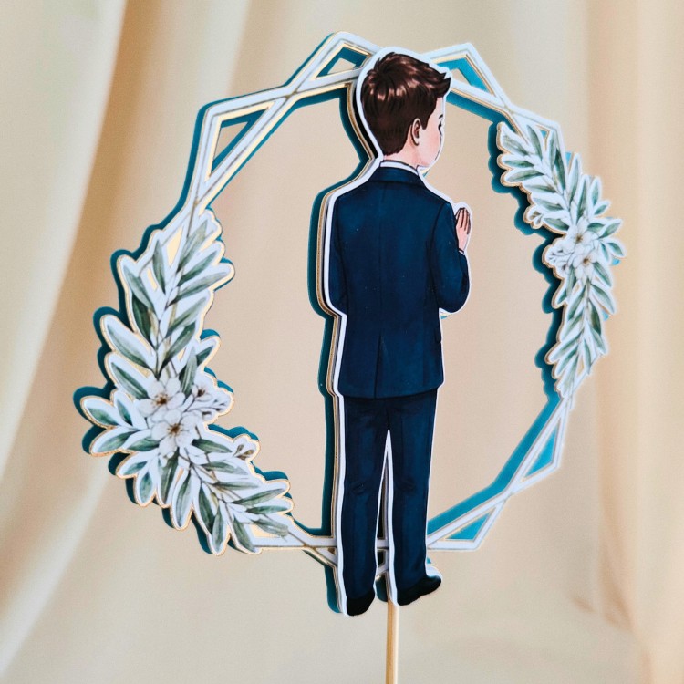 Elegancki, warstwowy topper na tort komunijny (efekt 3D). Delikatna ilustracja chłopca w złotej ramce na podkładzie z eleganckiego niebieskiego. Możliwość dokupienia wypukłej szarfy z personalizowanym imieniem dziecka. Piękna, trójwymiarowa dekoracja!