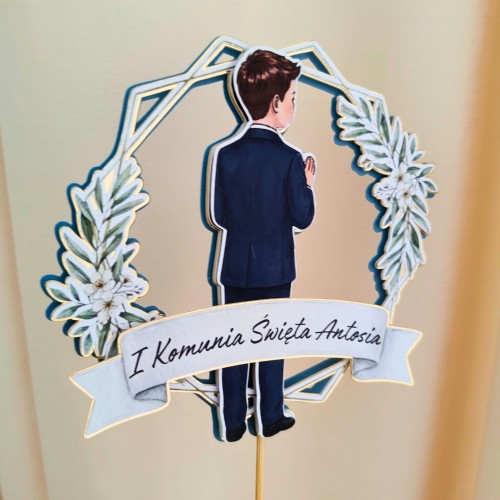Elegancki, warstwowy topper na tort komunijny (efekt 3D). Delikatna ilustracja chłopca w złotej ramce na podkładzie z eleganckiego niebieskiego. Możliwość dokupienia wypukłej szarfy z personalizowanym imieniem dziecka. Piękna, trójwymiarowa dekoracja!
