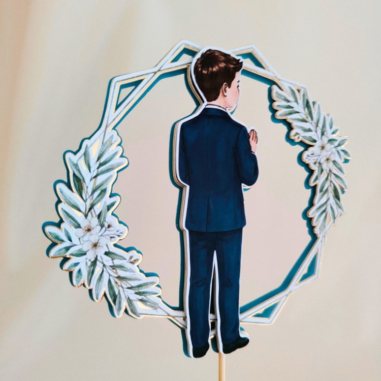 Elegancki, warstwowy topper na tort komunijny (efekt 3D). Delikatna ilustracja chłopca w złotej ramce na podkładzie z eleganckiego niebieskiego. Możliwość dokupienia wypukłej szarfy z personalizowanym imieniem dziecka. Piękna, trójwymiarowa dekoracja!