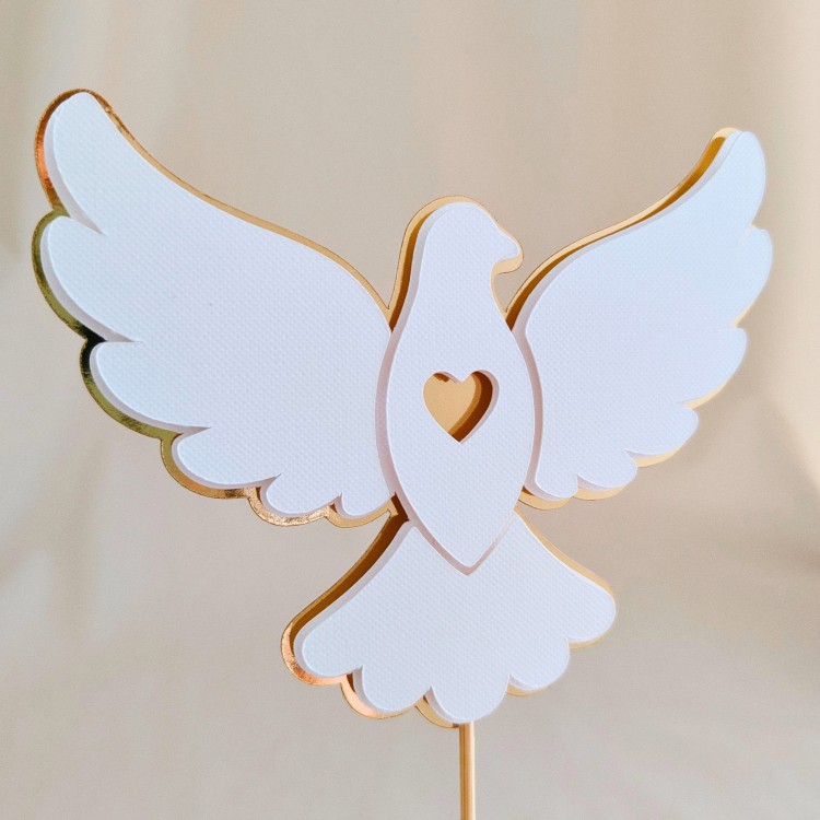 Elegancki, przestrzenny topper na tort w kształcie gołąbka (efekt 3D). Klasyczne połączenie fakturowanej bieli i złotego lustra z uroczym wycięciem w kształcie serduszka. Idealna, gotowa do wysyłki dekoracja na Chrzest Święty lub Komunię.