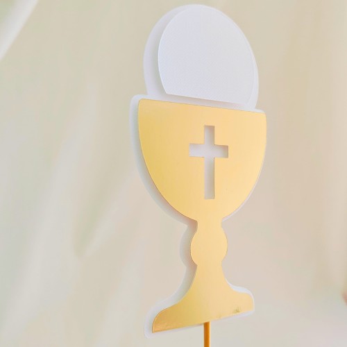 Elegancki, warstwowy topper na tort komunijny (efekt 3D). Klasyczny motyw złotego kielicha lustrzanego z wyciętym krzyżem oraz wypukłą, białą hostią. Uniwersalna, gotowa dekoracja na Pierwszą Komunię Świętą. Szybka wysyłka!