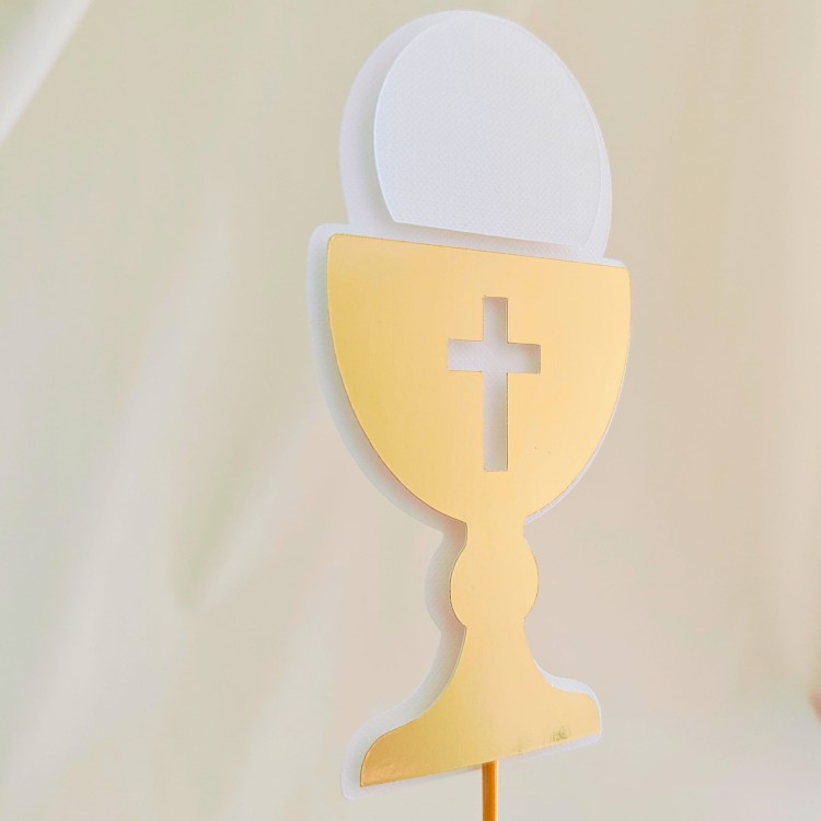Elegancki, warstwowy topper na tort komunijny (efekt 3D). Klasyczny motyw złotego kielicha lustrzanego z wyciętym krzyżem oraz wypukłą, białą hostią. Uniwersalna, gotowa dekoracja na Pierwszą Komunię Świętą. Szybka wysyłka!