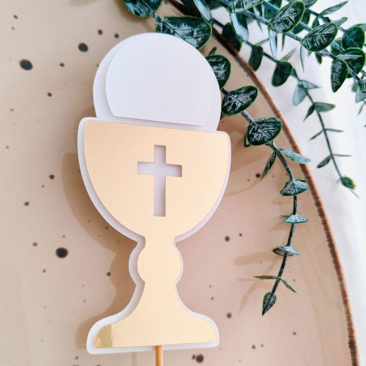 Elegancki, warstwowy topper na tort komunijny (efekt 3D). Klasyczny motyw złotego kielicha lustrzanego z wyciętym krzyżem oraz wypukłą, białą hostią. Uniwersalna, gotowa dekoracja na Pierwszą Komunię Świętą. Szybka wysyłka!