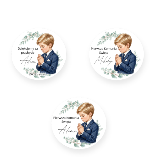 Zestaw 12 szt. personalizowanych, okrągłych naklejek komunijnych dla chłopca średnica 5 cm. Elegancki, akwarelowy motyw modlącego się chłopca w granatowym garniturze, otoczonego gałązkami eukaliptusa. Idealne na pudełeczka z ciastem, słoiczki czy krówki.