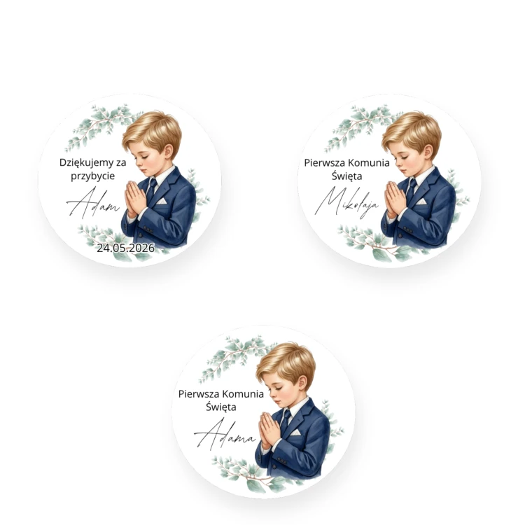Zestaw 12 szt. personalizowanych, okrągłych naklejek komunijnych dla chłopca średnica 5 cm. Elegancki, akwarelowy motyw modlącego się chłopca w granatowym garniturze, otoczonego gałązkami eukaliptusa. Idealne na pudełeczka z ciastem, słoiczki czy krówki.