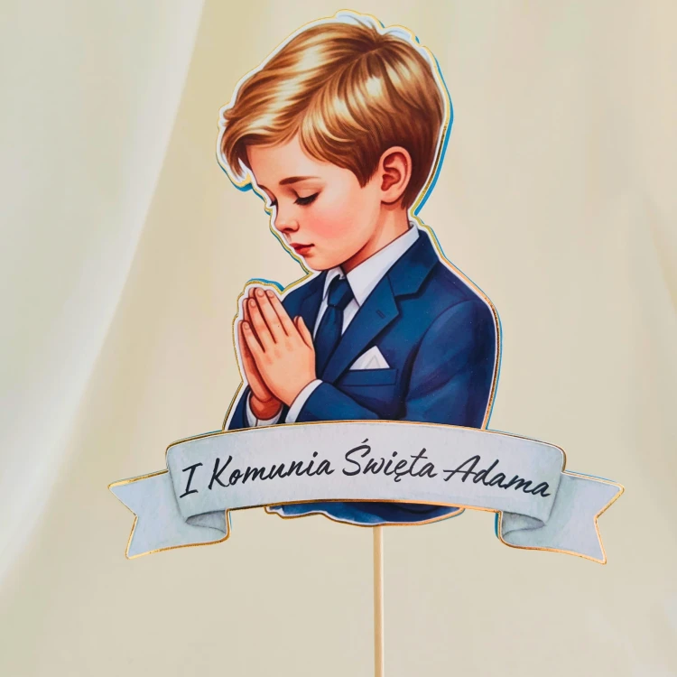 Elegancki, personalizowany topper na tort komunijny (efekt 3D). Akwarelowa ilustracja modlącego się chłopca na podkładzie ze złotego lustra i niebieskiego kartonu. Zawiera wypukłą szarfę z imieniem dziecka. Trójwymiarowa dekoracja!