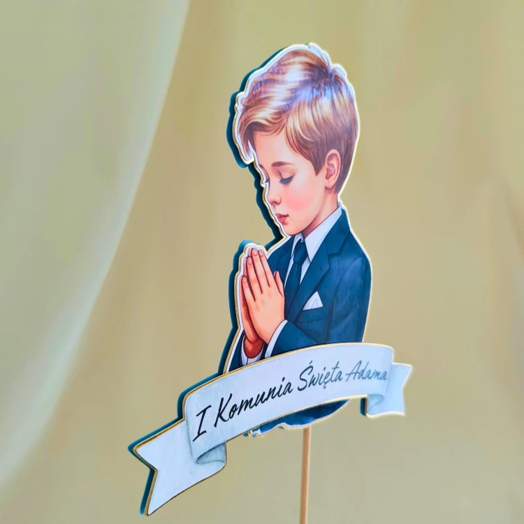 Elegancki, personalizowany topper na tort komunijny (efekt 3D). Akwarelowa ilustracja modlącego się chłopca na podkładzie ze złotego lustra i niebieskiego kartonu. Zawiera wypukłą szarfę z imieniem dziecka. Trójwymiarowa dekoracja!