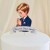 Elegancki, personalizowany topper na tort komunijny (efekt 3D). Akwarelowa ilustracja modlącego się chłopca na podkładzie ze złotego lustra i niebieskiego kartonu. Zawiera wypukłą szarfę z imieniem dziecka. Trójwymiarowa dekoracja!