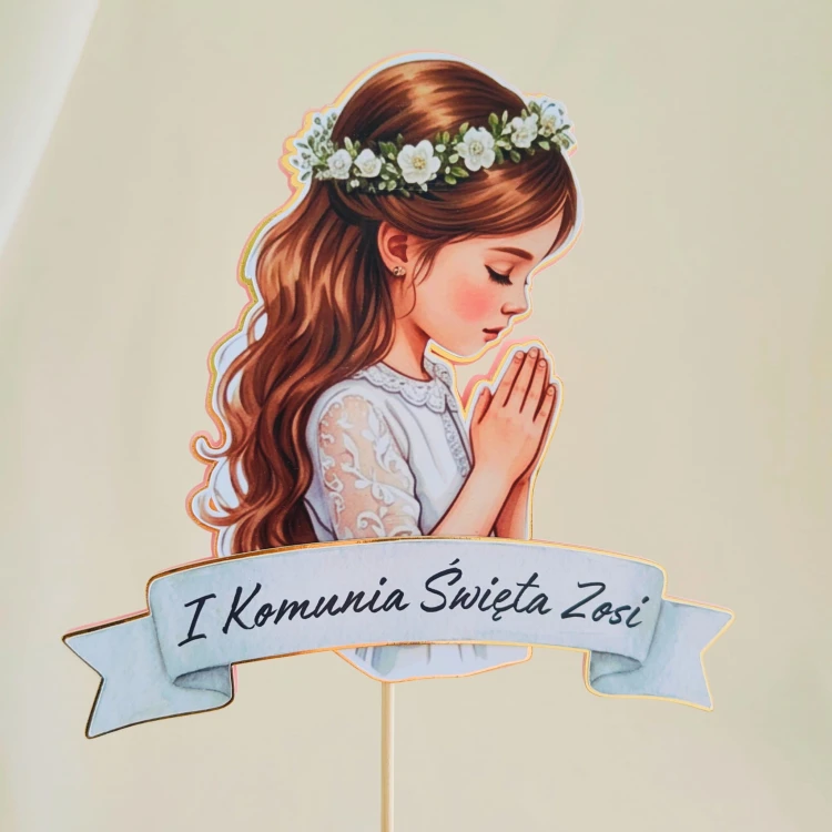Elegancki, personalizowany topper na tort komunijny (efekt 3D). Akwarelowa ilustracja modlącej się dziewczynki w wianku, na podkładzie ze złotego lustra i pastelowego różu. Zawiera wypukłą szarfę z imieniem dziecka