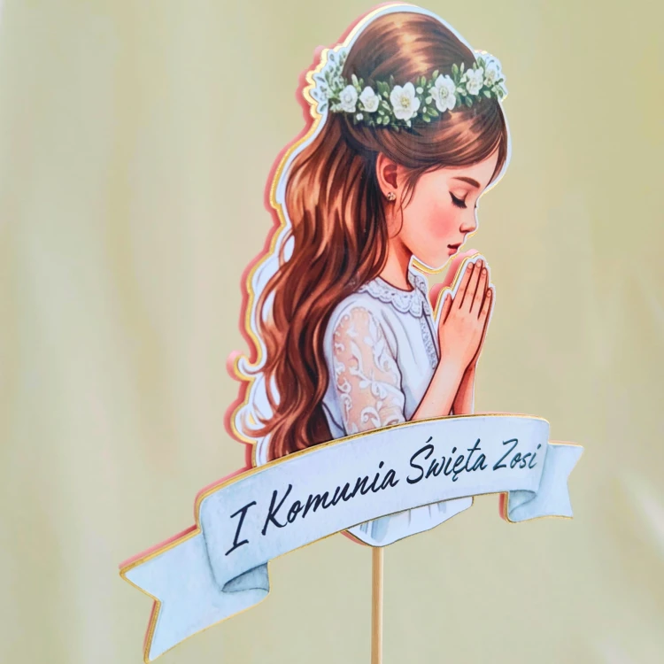 Elegancki, personalizowany topper na tort komunijny (efekt 3D). Akwarelowa ilustracja modlącej się dziewczynki w wianku, na podkładzie ze złotego lustra i pastelowego różu. Zawiera wypukłą szarfę z imieniem dziecka