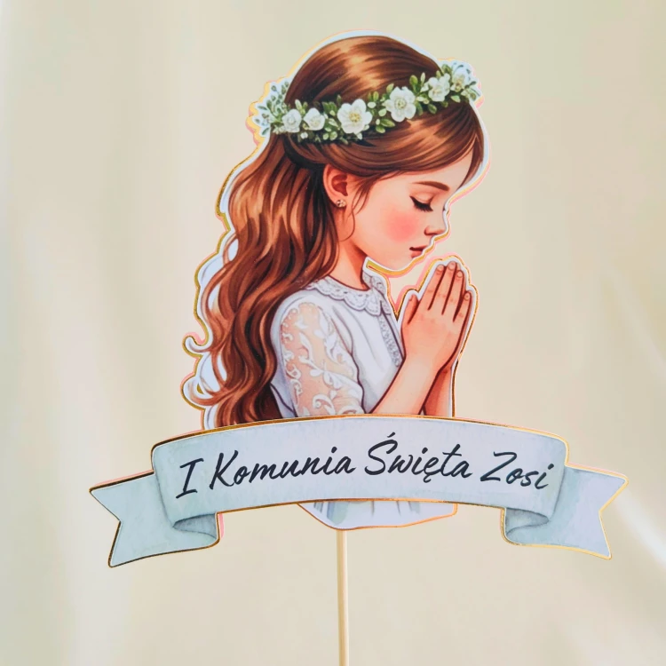 Elegancki, personalizowany topper na tort komunijny (efekt 3D). Akwarelowa ilustracja modlącej się dziewczynki w wianku, na podkładzie ze złotego lustra i pastelowego różu. Zawiera wypukłą szarfę z imieniem dziecka