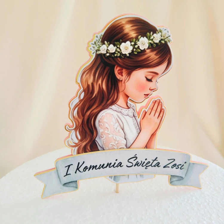 Elegancki, personalizowany topper na tort komunijny (efekt 3D). Akwarelowa ilustracja modlącej się dziewczynki w wianku, na podkładzie ze złotego lustra i pastelowego różu. Zawiera wypukłą szarfę z imieniem dziecka