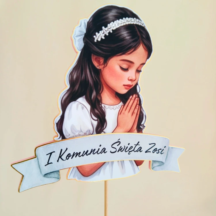 Elegancki, personalizowany topper na tort komunijny (efekt 3D). Ilustracja modlącej się, ciemnowłosej dziewczynki w opasce, na podkładzie ze złotego lustra i pudrowego różu. Zawiera wypukłą szarfę z imieniem dziecka ). Luksusowa, trójwymiarowa dekoracja!