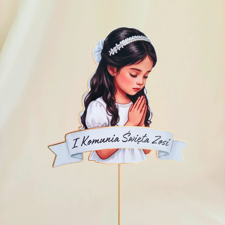 Elegancki, personalizowany topper na tort komunijny (efekt 3D). Ilustracja modlącej się, ciemnowłosej dziewczynki w opasce, na podkładzie ze złotego lustra i pudrowego różu. Zawiera wypukłą szarfę z imieniem dziecka ). Luksusowa, trójwymiarowa dekoracja!