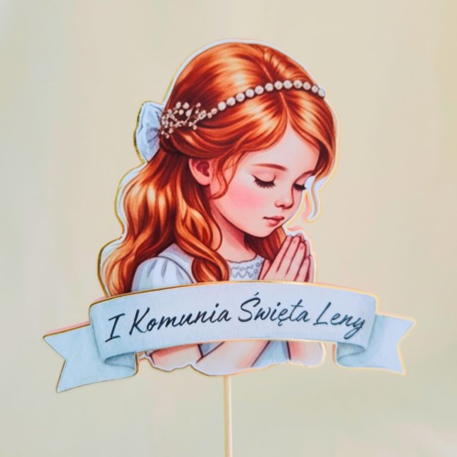Elegancki, personalizowany topper na tort komunijny (efekt 3D). Ilustracja modlącej się dziewczynki o miedzianych włosach z perłową opaską, na podkładzie ze złotego lustra i pudrowego różu. Zawiera wypukłą szarfę z imieniem dziecka.