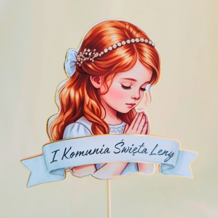Elegancki, personalizowany topper na tort komunijny (efekt 3D). Ilustracja modlącej się dziewczynki o miedzianych włosach z perłową opaską, na podkładzie ze złotego lustra i pudrowego różu. Zawiera wypukłą szarfę z imieniem dziecka.