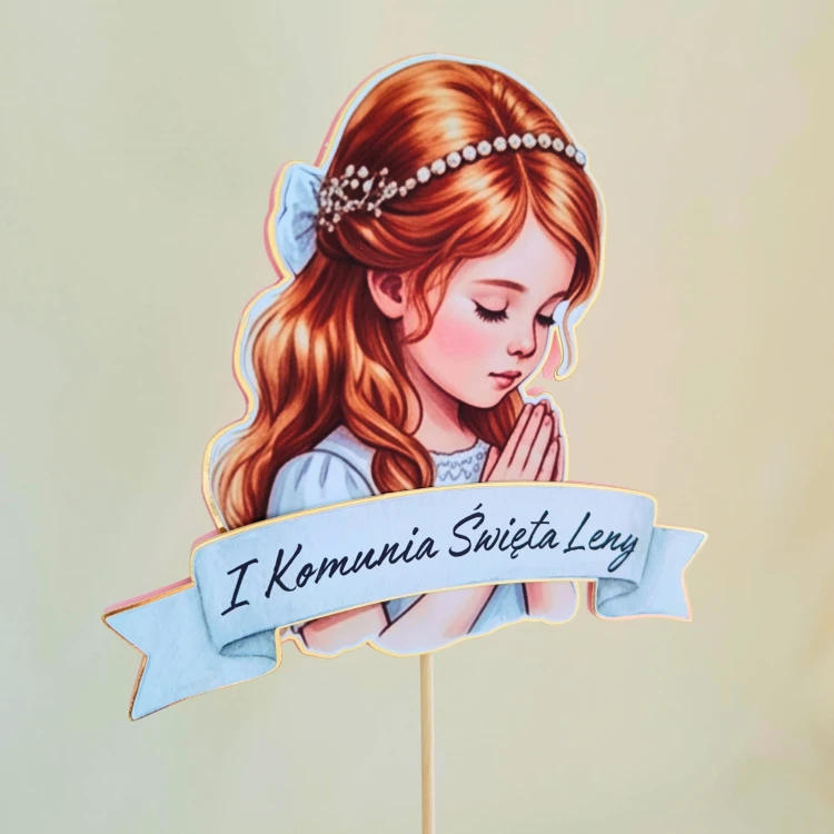 Elegancki, personalizowany topper na tort komunijny (efekt 3D). Ilustracja modlącej się dziewczynki o miedzianych włosach z perłową opaską, na podkładzie ze złotego lustra i pudrowego różu. Zawiera wypukłą szarfę z imieniem dziecka.