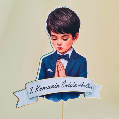 Elegancki, personalizowany topper na tort komunijny (efekt 3D). Ilustracja modlącego się, ciemnowłosego chłopca w muszce, na podkładzie ze złotego lustra i granatowego kartonu. Zawiera wypukłą szarfę z imieniem dziecka