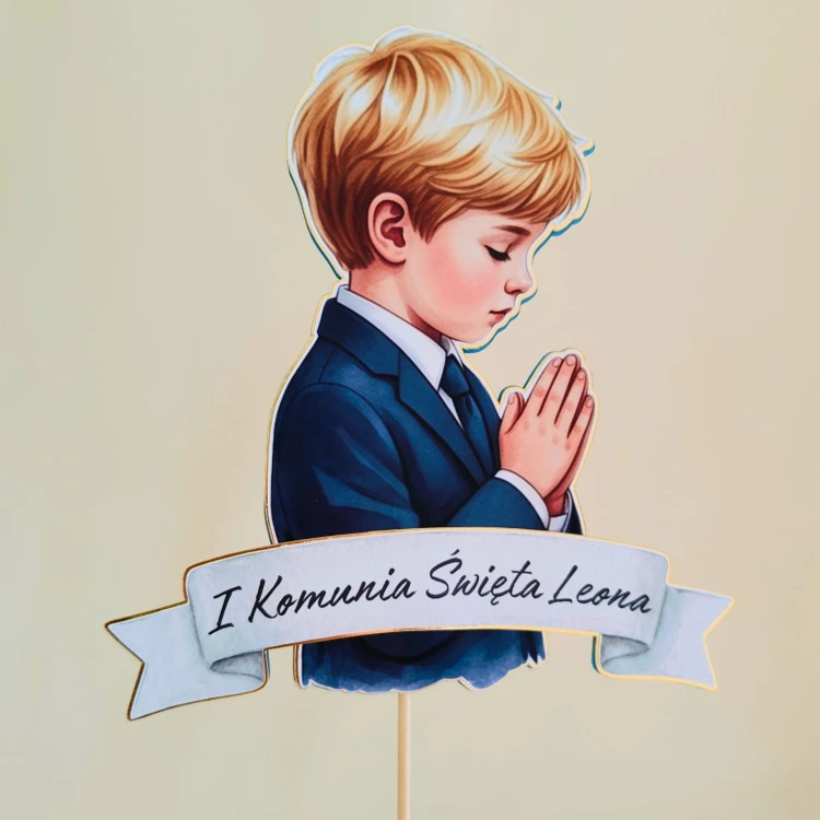 Elegancki, personalizowany topper na tort komunijny (efekt 3D). Ilustracja jasnowłosego chłopca (blondyna) w garniturze, na podkładzie ze złotego lustra i granatowego kartonu. Zawiera wypukłą szarfę z imieniem dziecka