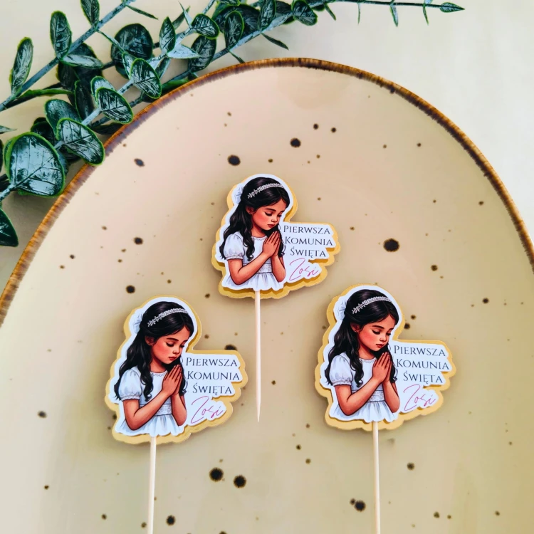 Zestaw 6 sztuk eleganckich, personalizowanych pikerów na babeczki z motywem modlącej się, ciemnowłosej dziewczynki w opasce. Wielowarstwowa budowa (efekt 3D) ze złotym, lustrzanym podkładem. Idealna dekoracja słodkiego stołu na Pierwszą Komunię!