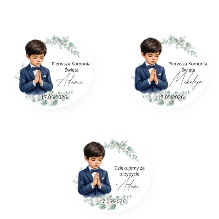 Zestaw 12 szt. personalizowanych, okrągłych naklejek komunijnych (średnica ok. 5 cm). Elegancki, akwarelowy motyw ciemnowłosego chłopca w garniturze z muchą, w otoczeniu eukaliptusa. Idealne na pudełeczka z ciastem, słoiczki czy krówki.