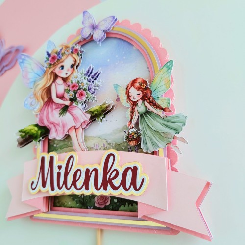 Bajkowy, personalizowany topper na tort urodzinowy (spektakularny efekt 3D). Wielowarstwowa kompozycja z motywem uroczych wróżek, kwiatów i motyli, oprawiona w pastelowe i złote ramki. Zawiera wypukłą szarfę z imieniem dziecka.