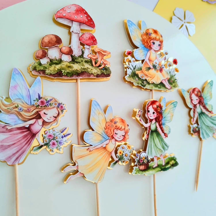 Zestaw 6 sztuk bajkowych pikerów na babeczki i desery. Komplet zawiera 5 różnych ilustracji magicznych wróżek oraz leśne grzybki. Luksusowe wykończenie ze złotym, lustrzanym podkładem.